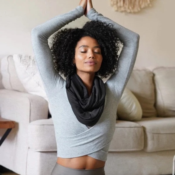 Beyond Yoga Black Hidden Pocket Infinity Scarf - Picture 2 of 4